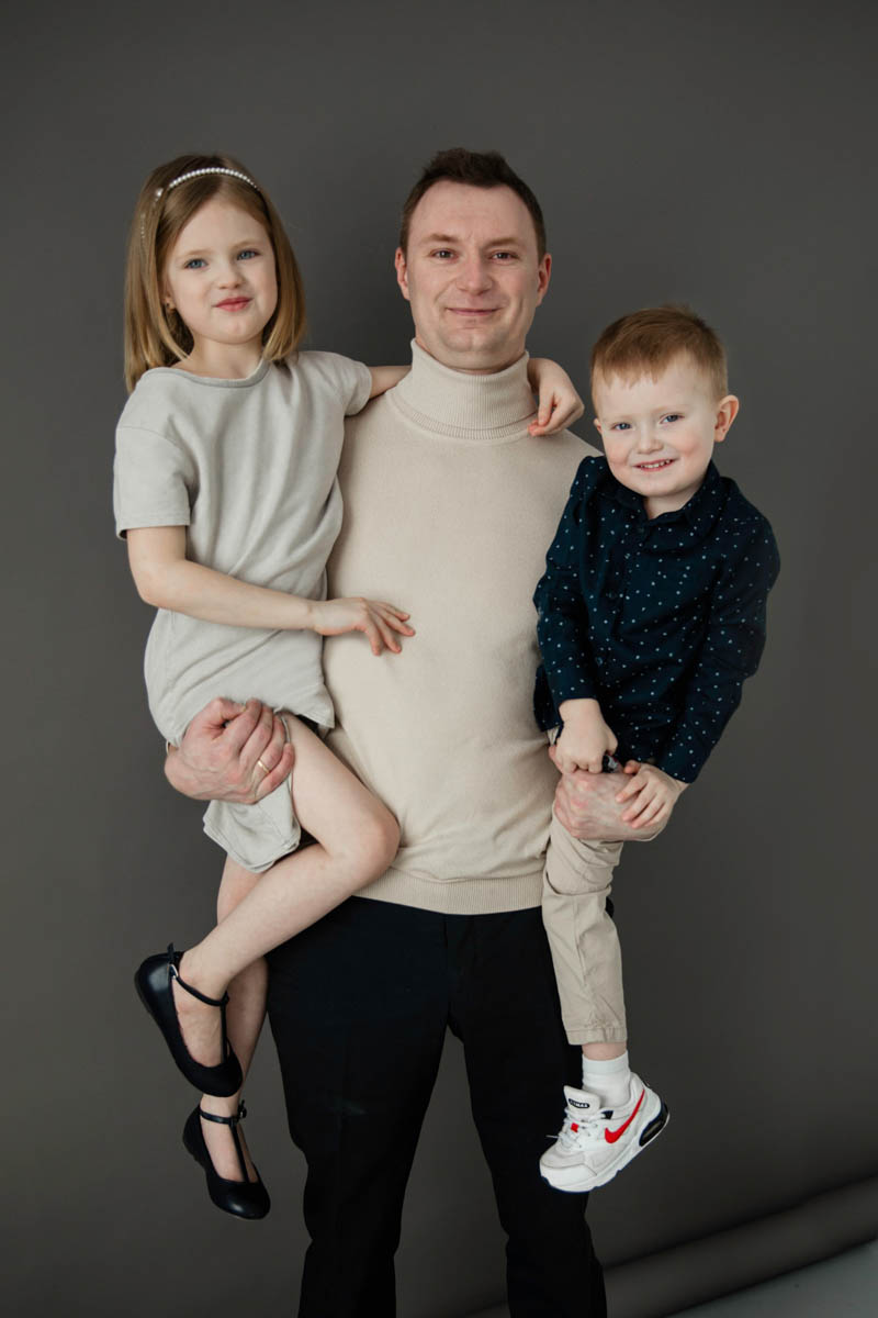 Вадим Виноградов — отец со стажем, а появление третьего ребенка на свет даже лицезрел лично, поддерживая супругу на партнерских родах. В преддверии Дня матери «Ключ-Медиа» узнал, как изменился взгляд папы, свидетеля и участника важных событий, на брак, семью и самую ответственную роль женщины — создательницы новой жизни.