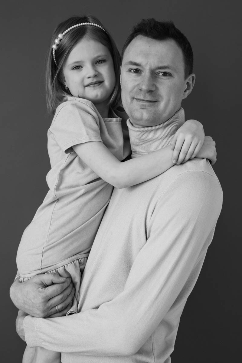 Вадим Виноградов — отец со стажем, а появление третьего ребенка на свет даже лицезрел лично, поддерживая супругу на партнерских родах. В преддверии Дня матери «Ключ-Медиа» узнал, как изменился взгляд папы, свидетеля и участника важных событий, на брак, семью и самую ответственную роль женщины — создательницы новой жизни.