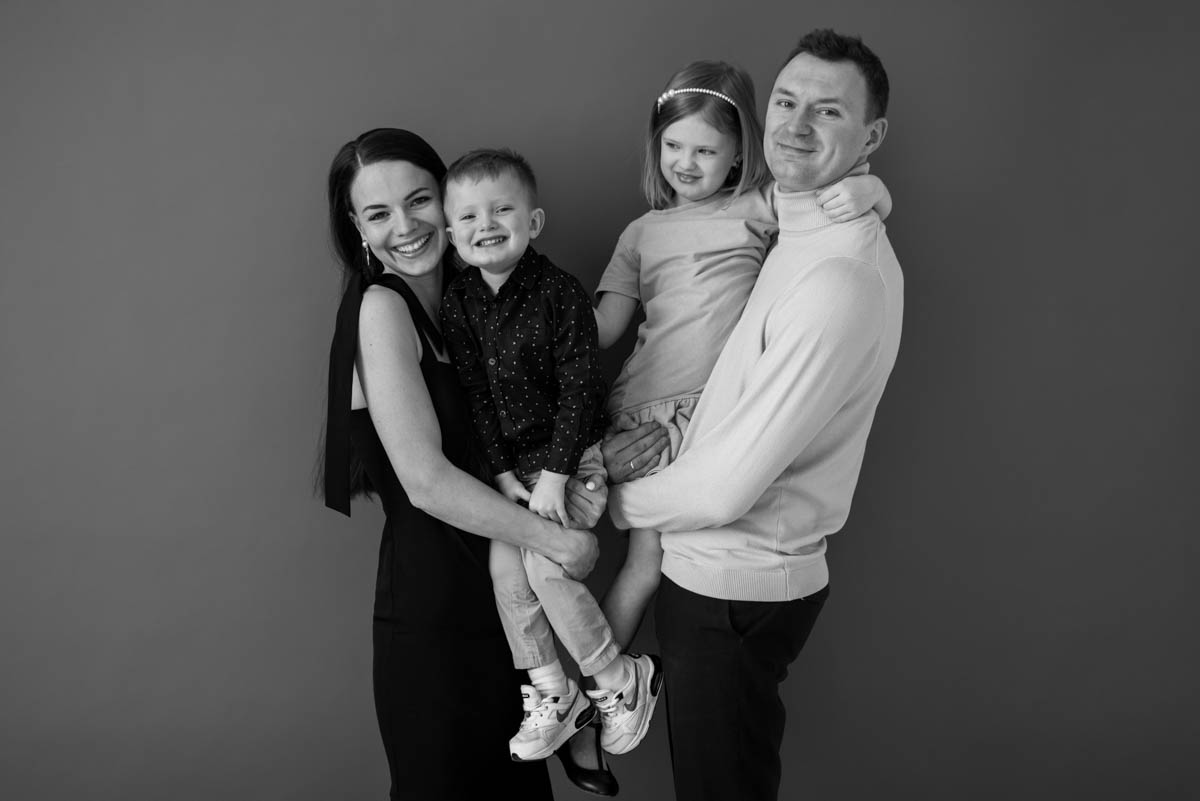 Вадим Виноградов — отец со стажем, а появление третьего ребенка на свет даже лицезрел лично, поддерживая супругу на партнерских родах. В преддверии Дня матери «Ключ-Медиа» узнал, как изменился взгляд папы, свидетеля и участника важных событий, на брак, семью и самую ответственную роль женщины — создательницы новой жизни.