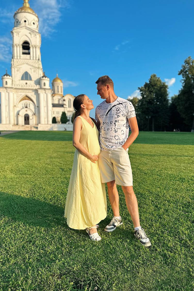 Вадим Виноградов — отец со стажем, а появление третьего ребенка на свет даже лицезрел лично, поддерживая супругу на партнерских родах. В преддверии Дня матери «Ключ-Медиа» узнал, как изменился взгляд папы, свидетеля и участника важных событий, на брак, семью и самую ответственную роль женщины — создательницы новой жизни.