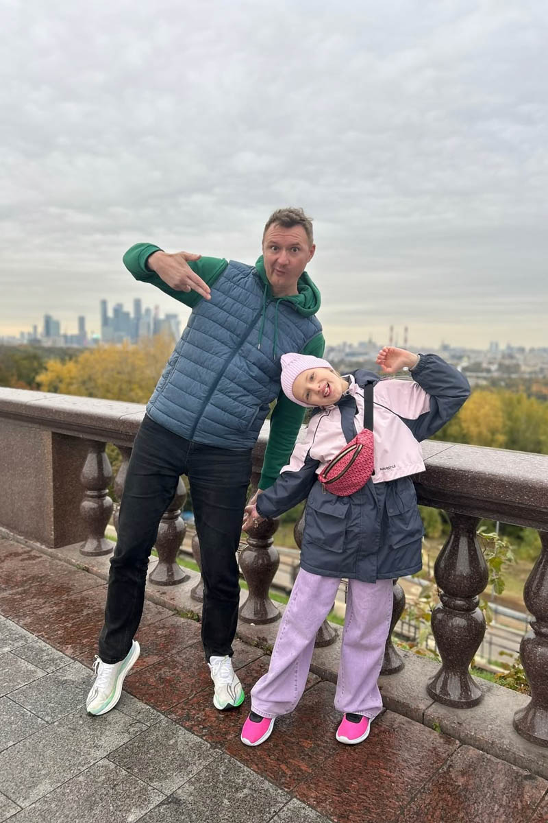 Вадим Виноградов — отец со стажем, а появление третьего ребенка на свет даже лицезрел лично, поддерживая супругу на партнерских родах. В преддверии Дня матери «Ключ-Медиа» узнал, как изменился взгляд папы, свидетеля и участника важных событий, на брак, семью и самую ответственную роль женщины — создательницы новой жизни.