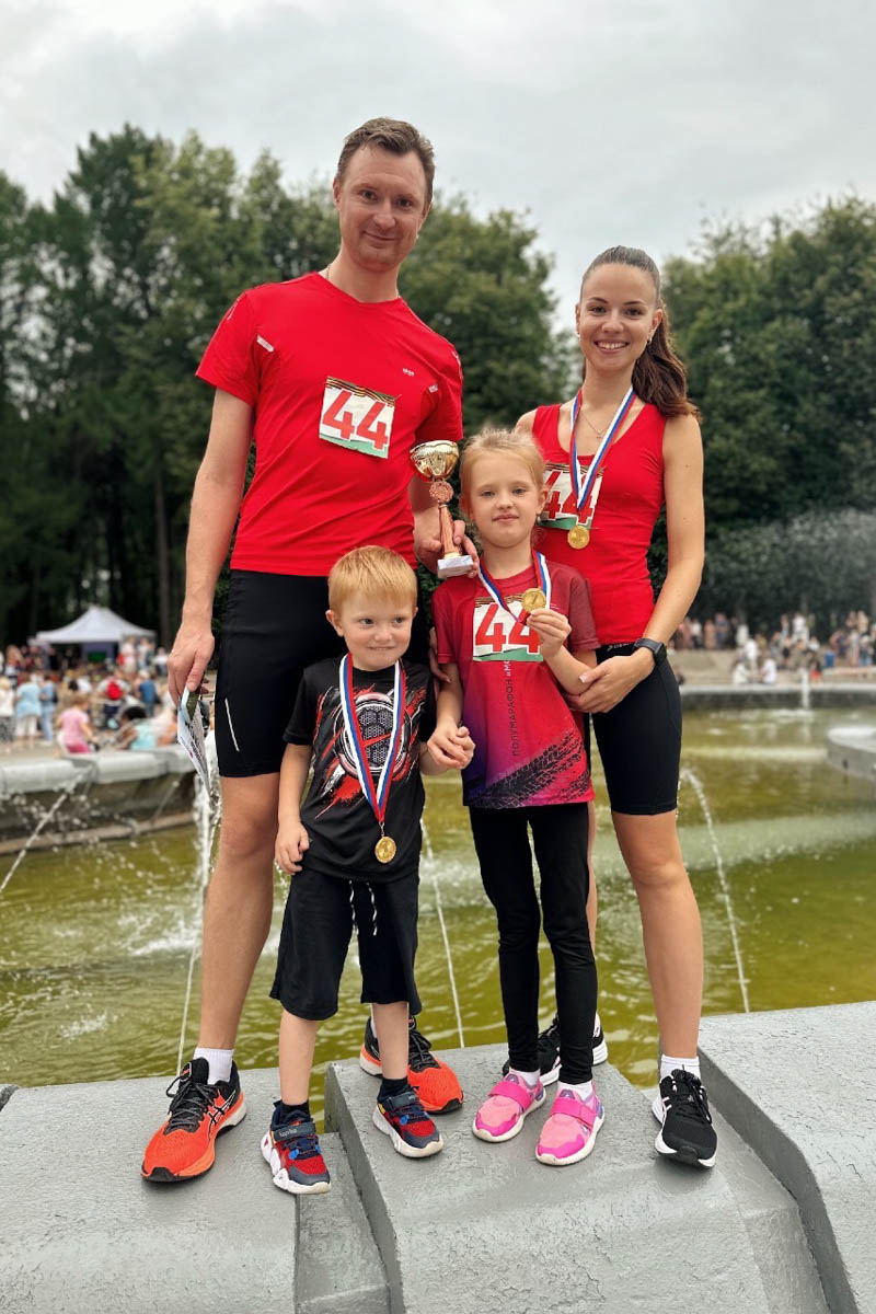 Вадим Виноградов — отец со стажем, а появление третьего ребенка на свет даже лицезрел лично, поддерживая супругу на партнерских родах. В преддверии Дня матери «Ключ-Медиа» узнал, как изменился взгляд папы, свидетеля и участника важных событий, на брак, семью и самую ответственную роль женщины — создательницы новой жизни.