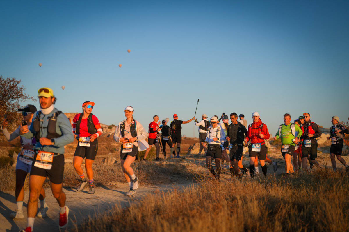 В спорте Алексей Забегалов любит ставить себе серьезные цели: переплыть Босфор или преодолеть дистанцию Ironman. 18 октября ковровчанин достиг новой высоты в прямом и переносном смысле: за сутки он пробежал 120 километров по горам Каппадокии в Турции.