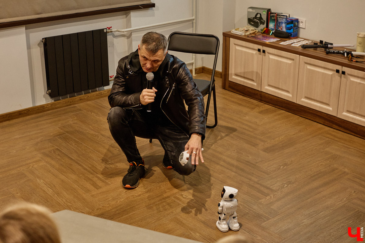 Современный мир сложно представить без роботов и помощников с искусственным интеллектом. А ведь этот сюжет давно описан в произведениях в стиле киберпанка! Этот поджанр научной фантастики окружает нас везде — в играх, музыке, кино и, конечно же, книгах. Одну из таких представил владимирский преподаватель ИТ-дисциплин и физики, а также программист Аркадий Касьянов.