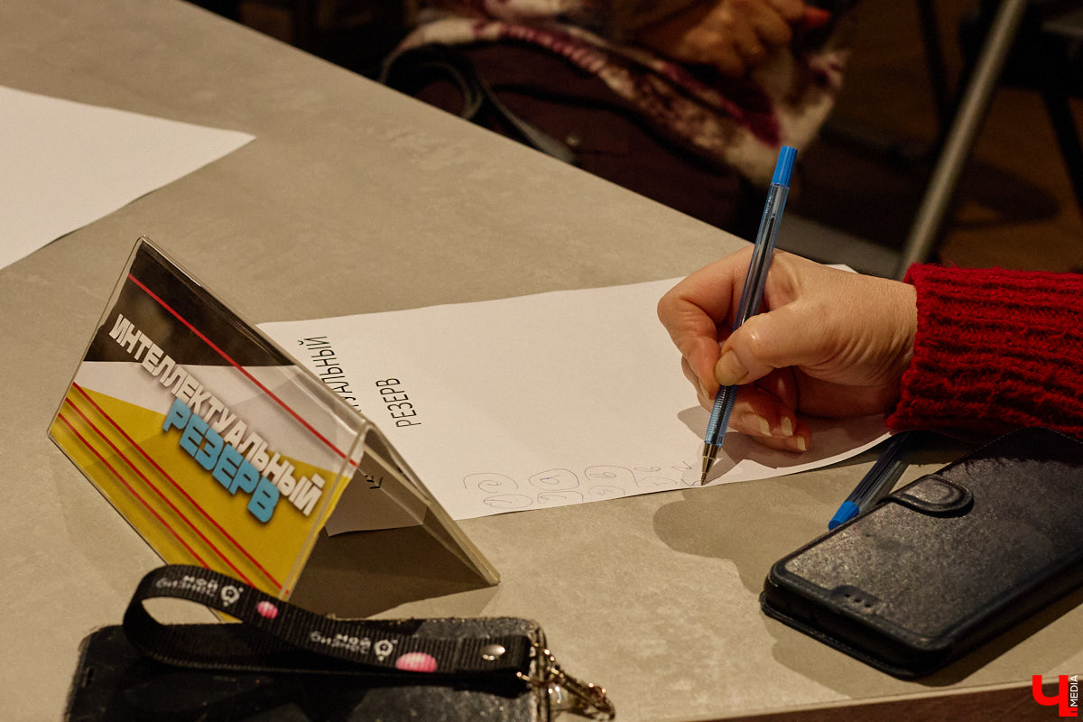 Современный мир сложно представить без роботов и помощников с искусственным интеллектом. А ведь этот сюжет давно описан в произведениях в стиле киберпанка! Этот поджанр научной фантастики окружает нас везде — в играх, музыке, кино и, конечно же, книгах. Одну из таких представил владимирский преподаватель ИТ-дисциплин и физики, а также программист Аркадий Касьянов.