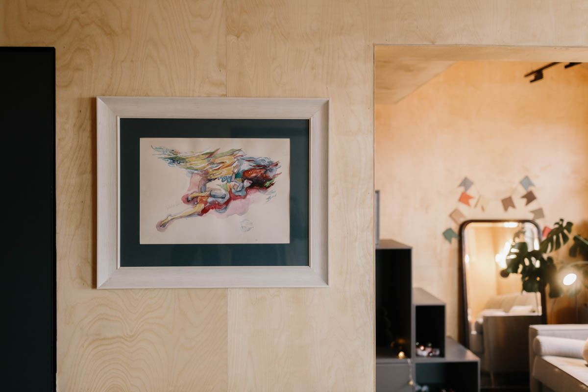 Если Суздаль уже мейнстрим, то новым трендом становится Менчаково — село в 8 километрах от древнего города. Живой населенный пункт вдруг приобрел особое значение благодаря открывшейся там в 2024 году арт-резиденции. «Ключ-Медиа» пообщался с ее владельцем Владимиром Инякиным, чтобы узнать больше о новой культурной локации на карте России.