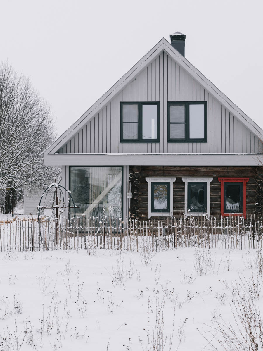 Если Суздаль уже мейнстрим, то новым трендом становится Менчаково — село в 8 километрах от древнего города. Живой населенный пункт вдруг приобрел особое значение благодаря открывшейся там в 2024 году арт-резиденции. «Ключ-Медиа» пообщался с ее владельцем Владимиром Инякиным, чтобы узнать больше о новой культурной локации на карте России.