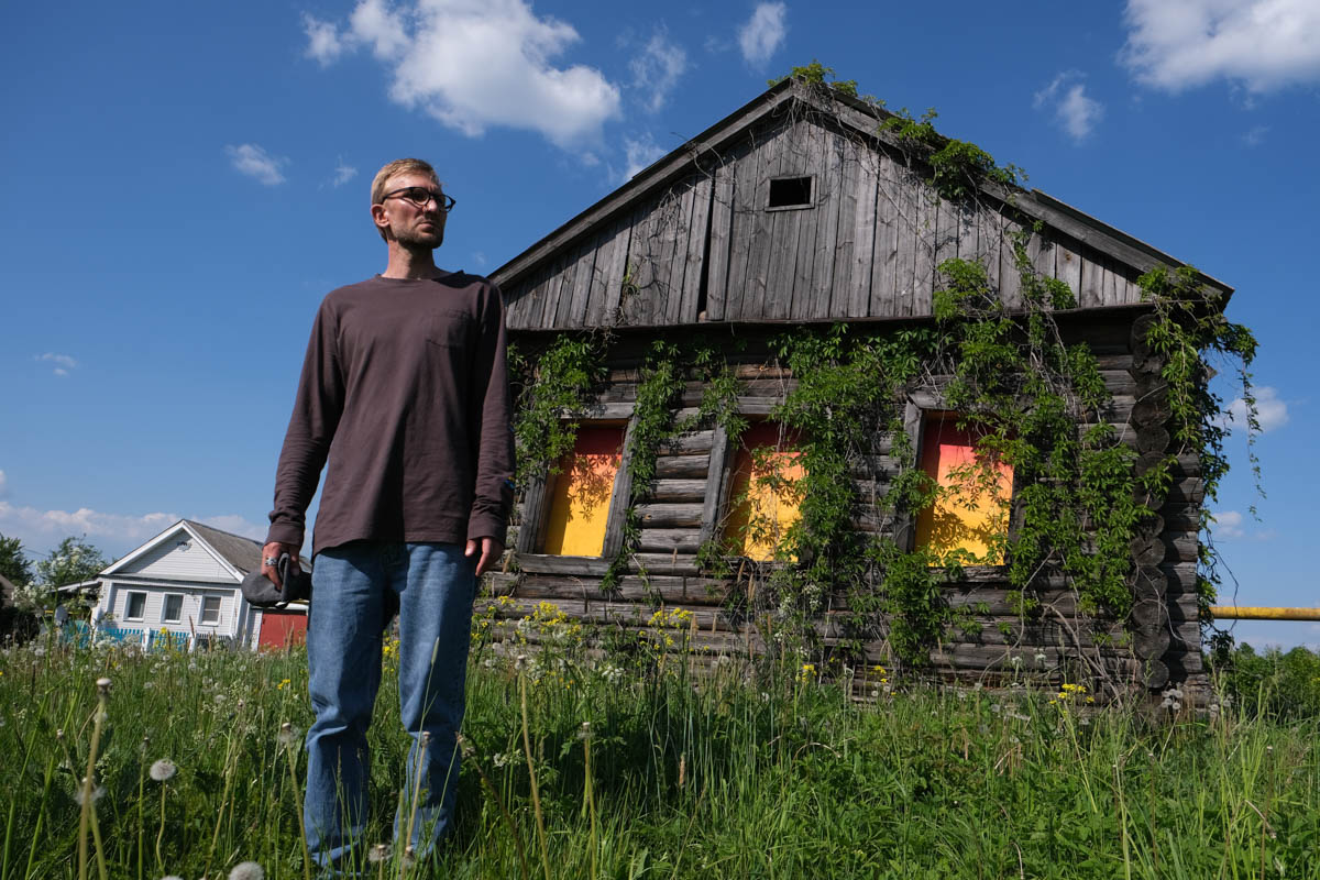 Если Суздаль уже мейнстрим, то новым трендом становится Менчаково — село в 8 километрах от древнего города. Живой населенный пункт вдруг приобрел особое значение благодаря открывшейся там в 2024 году арт-резиденции. «Ключ-Медиа» пообщался с ее владельцем Владимиром Инякиным, чтобы узнать больше о новой культурной локации на карте России.