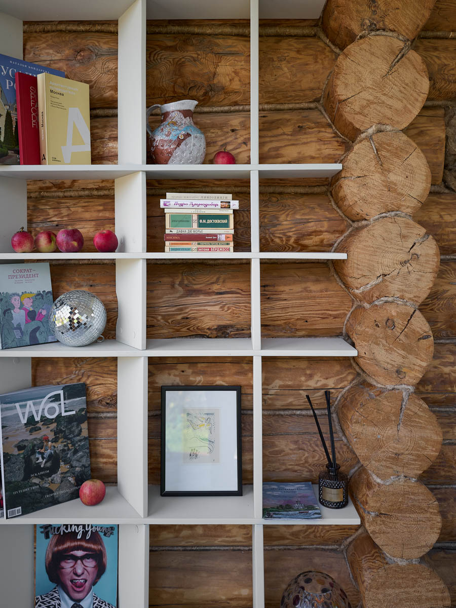 Если Суздаль уже мейнстрим, то новым трендом становится Менчаково — село в 8 километрах от древнего города. Живой населенный пункт вдруг приобрел особое значение благодаря открывшейся там в 2024 году арт-резиденции. «Ключ-Медиа» пообщался с ее владельцем Владимиром Инякиным, чтобы узнать больше о новой культурной локации на карте России.