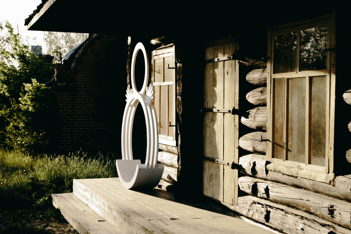 Если Суздаль уже мейнстрим, то новым трендом становится Менчаково — село в 8 километрах от древнего города. Живой населенный пункт вдруг приобрел особое значение благодаря открывшейся там в 2024 году арт-резиденции. «Ключ-Медиа» пообщался с ее владельцем Владимиром Инякиным, чтобы узнать больше о новой культурной локации на карте России.