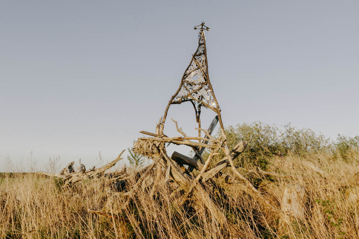 Если Суздаль уже мейнстрим, то новым трендом становится Менчаково — село в 8 километрах от древнего города. Живой населенный пункт вдруг приобрел особое значение благодаря открывшейся там в 2024 году арт-резиденции. «Ключ-Медиа» пообщался с ее владельцем Владимиром Инякиным, чтобы узнать больше о новой культурной локации на карте России.