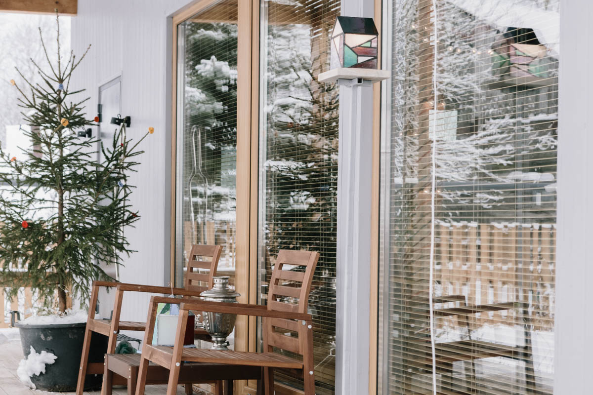 Если Суздаль уже мейнстрим, то новым трендом становится Менчаково — село в 8 километрах от древнего города. Живой населенный пункт вдруг приобрел особое значение благодаря открывшейся там в 2024 году арт-резиденции. «Ключ-Медиа» пообщался с ее владельцем Владимиром Инякиным, чтобы узнать больше о новой культурной локации на карте России.