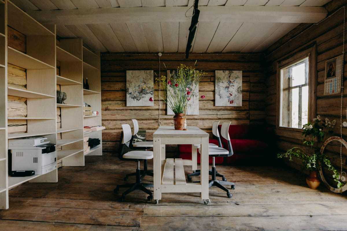 Если Суздаль уже мейнстрим, то новым трендом становится Менчаково — село в 8 километрах от древнего города. Живой населенный пункт вдруг приобрел особое значение благодаря открывшейся там в 2024 году арт-резиденции. «Ключ-Медиа» пообщался с ее владельцем Владимиром Инякиным, чтобы узнать больше о новой культурной локации на карте России.