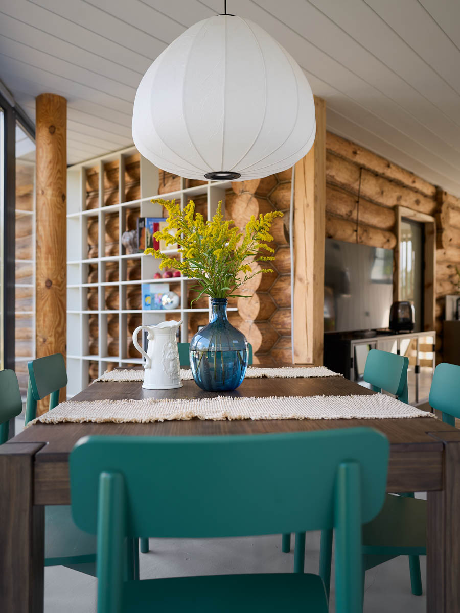 Если Суздаль уже мейнстрим, то новым трендом становится Менчаково — село в 8 километрах от древнего города. Живой населенный пункт вдруг приобрел особое значение благодаря открывшейся там в 2024 году арт-резиденции. «Ключ-Медиа» пообщался с ее владельцем Владимиром Инякиным, чтобы узнать больше о новой культурной локации на карте России.