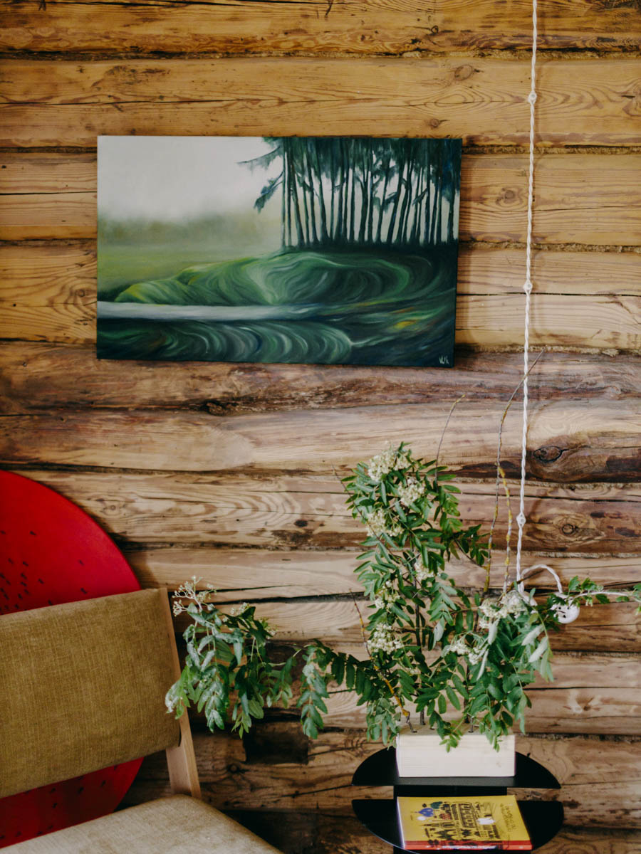 Если Суздаль уже мейнстрим, то новым трендом становится Менчаково — село в 8 километрах от древнего города. Живой населенный пункт вдруг приобрел особое значение благодаря открывшейся там в 2024 году арт-резиденции. «Ключ-Медиа» пообщался с ее владельцем Владимиром Инякиным, чтобы узнать больше о новой культурной локации на карте России.