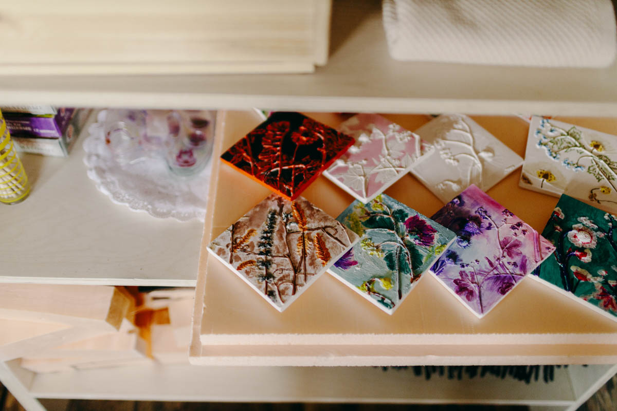 Если Суздаль уже мейнстрим, то новым трендом становится Менчаково — село в 8 километрах от древнего города. Живой населенный пункт вдруг приобрел особое значение благодаря открывшейся там в 2024 году арт-резиденции. «Ключ-Медиа» пообщался с ее владельцем Владимиром Инякиным, чтобы узнать больше о новой культурной локации на карте России.