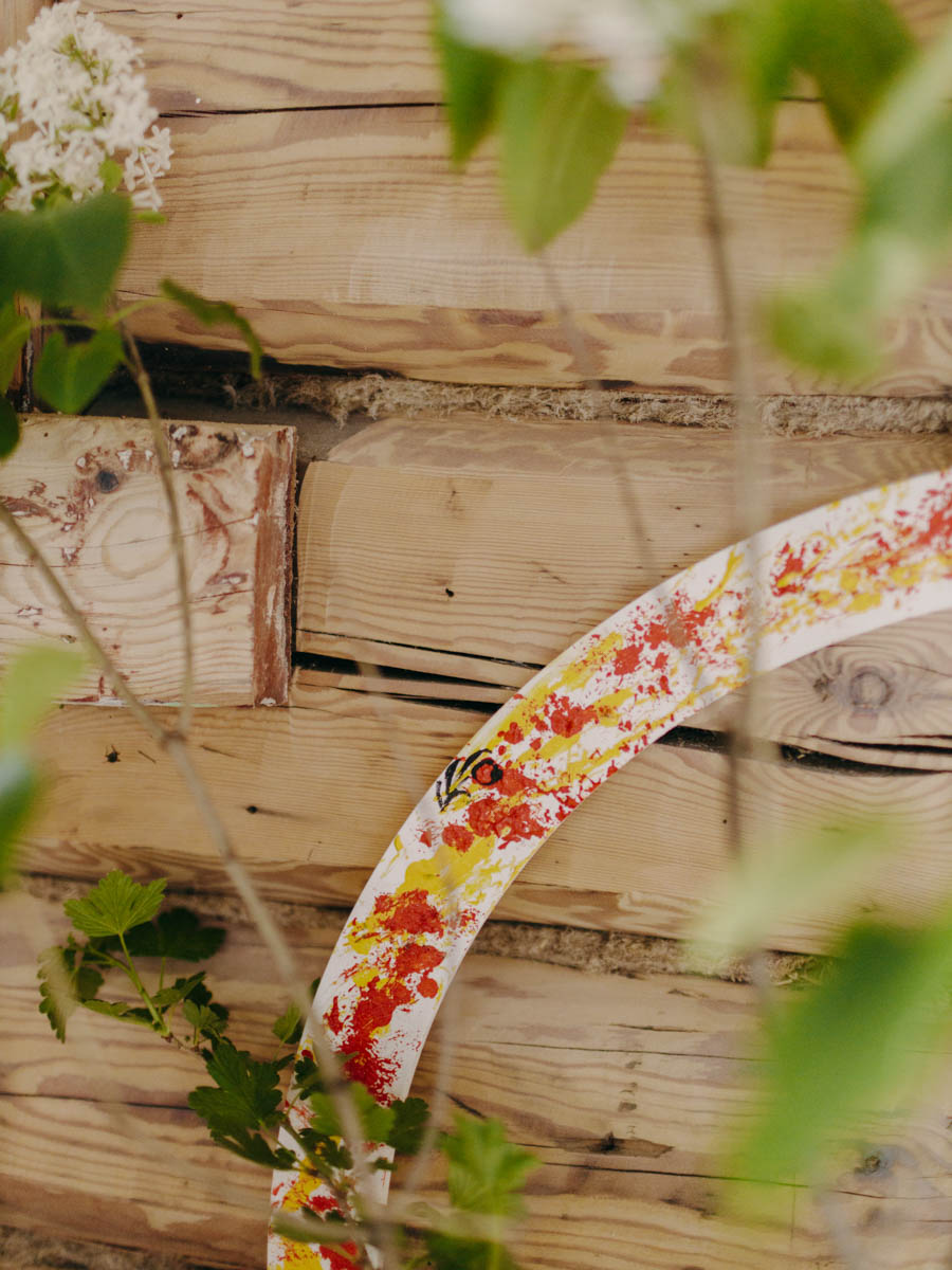 Если Суздаль уже мейнстрим, то новым трендом становится Менчаково — село в 8 километрах от древнего города. Живой населенный пункт вдруг приобрел особое значение благодаря открывшейся там в 2024 году арт-резиденции. «Ключ-Медиа» пообщался с ее владельцем Владимиром Инякиным, чтобы узнать больше о новой культурной локации на карте России.