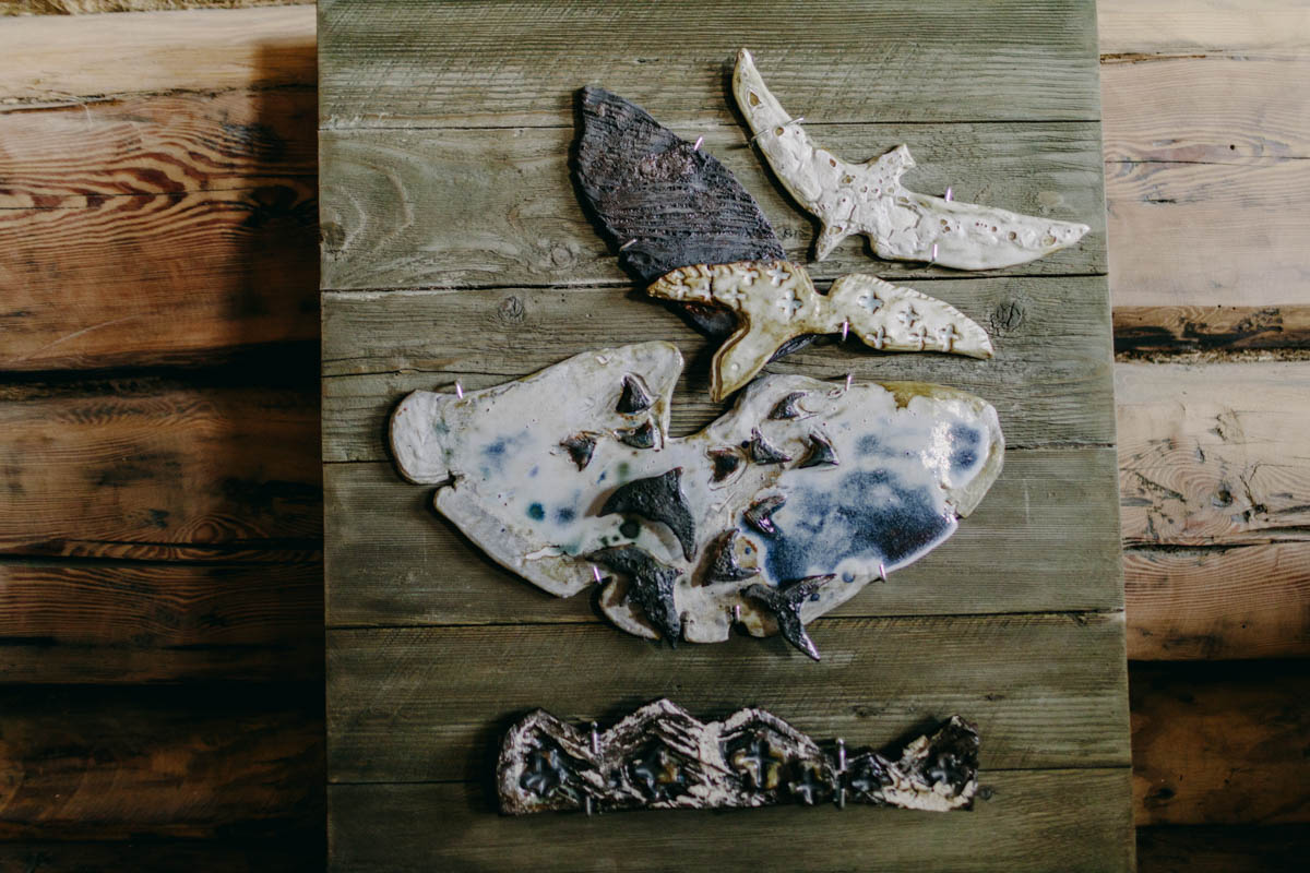 Если Суздаль уже мейнстрим, то новым трендом становится Менчаково — село в 8 километрах от древнего города. Живой населенный пункт вдруг приобрел особое значение благодаря открывшейся там в 2024 году арт-резиденции. «Ключ-Медиа» пообщался с ее владельцем Владимиром Инякиным, чтобы узнать больше о новой культурной локации на карте России.