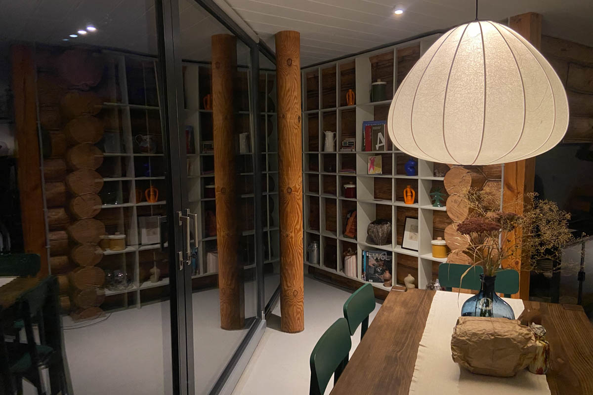 Если Суздаль уже мейнстрим, то новым трендом становится Менчаково — село в 8 километрах от древнего города. Живой населенный пункт вдруг приобрел особое значение благодаря открывшейся там в 2024 году арт-резиденции. «Ключ-Медиа» пообщался с ее владельцем Владимиром Инякиным, чтобы узнать больше о новой культурной локации на карте России.