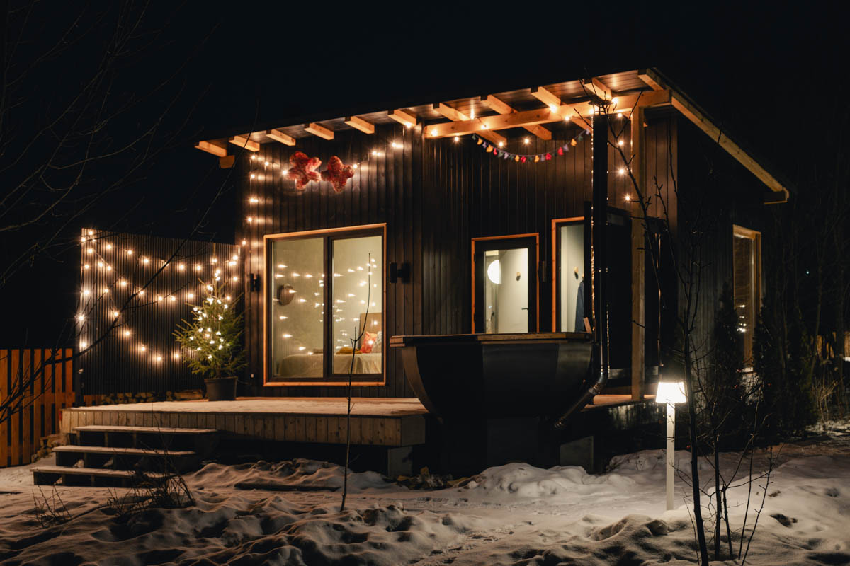 Если Суздаль уже мейнстрим, то новым трендом становится Менчаково — село в 8 километрах от древнего города. Живой населенный пункт вдруг приобрел особое значение благодаря открывшейся там в 2024 году арт-резиденции. «Ключ-Медиа» пообщался с ее владельцем Владимиром Инякиным, чтобы узнать больше о новой культурной локации на карте России.