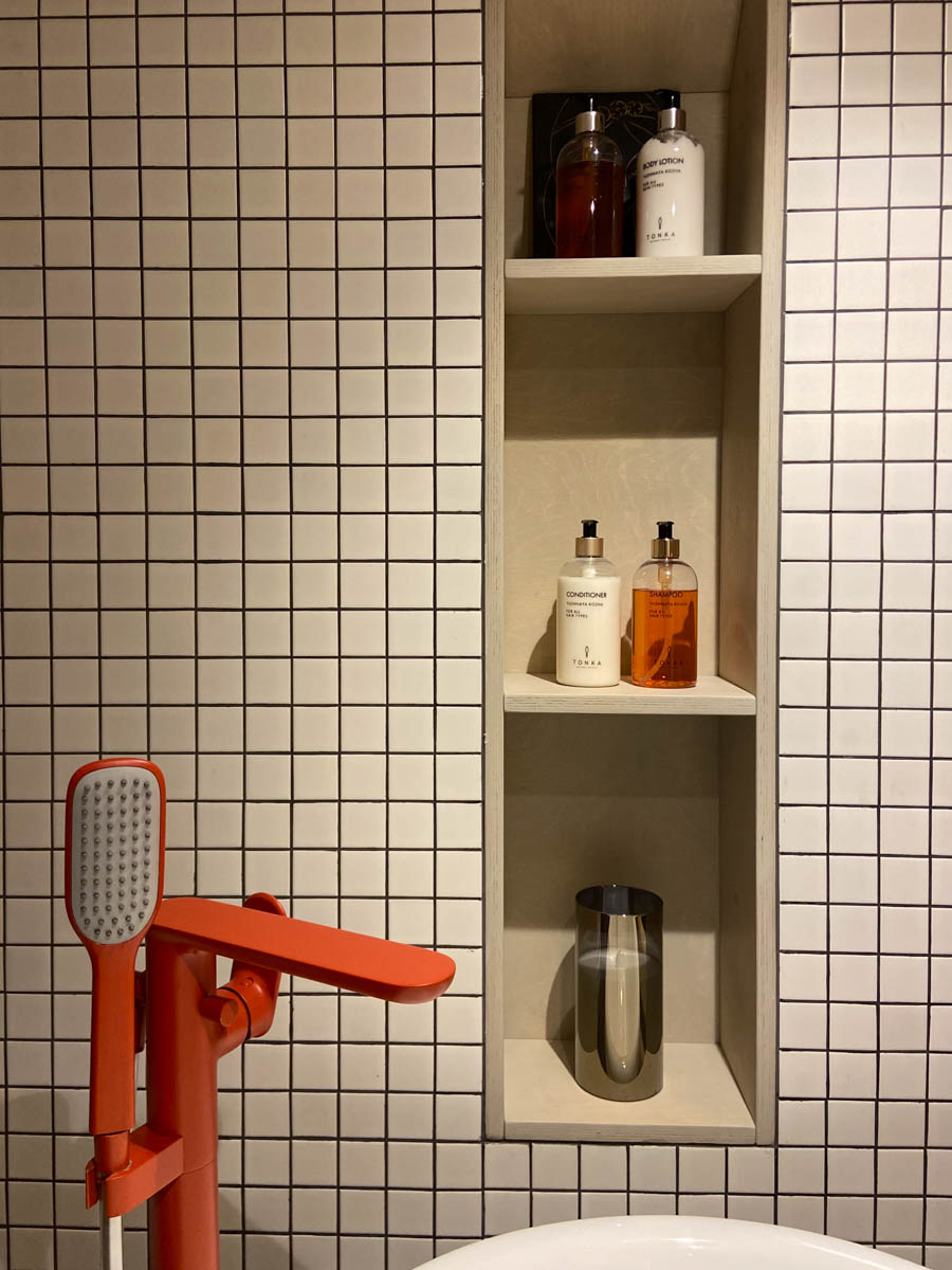 Если Суздаль уже мейнстрим, то новым трендом становится Менчаково — село в 8 километрах от древнего города. Живой населенный пункт вдруг приобрел особое значение благодаря открывшейся там в 2024 году арт-резиденции. «Ключ-Медиа» пообщался с ее владельцем Владимиром Инякиным, чтобы узнать больше о новой культурной локации на карте России.