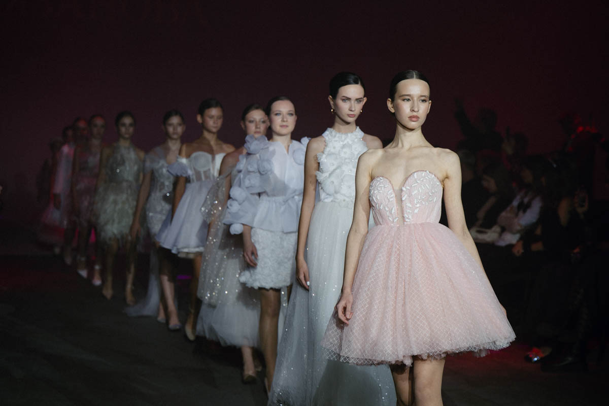 19 октября в Москве прошел пятый сезон Недели высокой моды России. Каждое платье стало отдельной историей, прочитать которую позволили не только их создатели, но и профессиональные модели — из Владимирской области приехало полсотни красавиц. Были малыши от четырех лет, подростки и леди до 45 лет включительно.