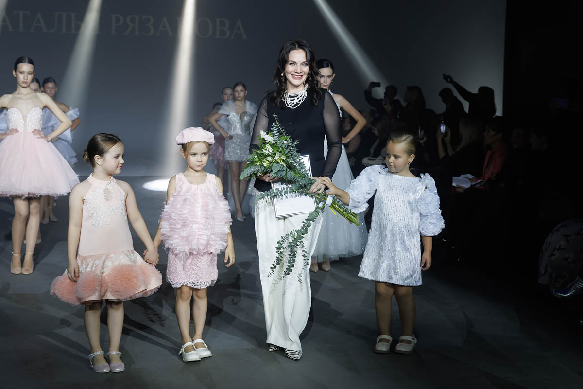 19 октября в Москве прошел пятый сезон Недели высокой моды России. Каждое платье стало отдельной историей, прочитать которую позволили не только их создатели, но и профессиональные модели — из Владимирской области приехало полсотни красавиц. Были малыши от четырех лет, подростки и леди до 45 лет включительно.