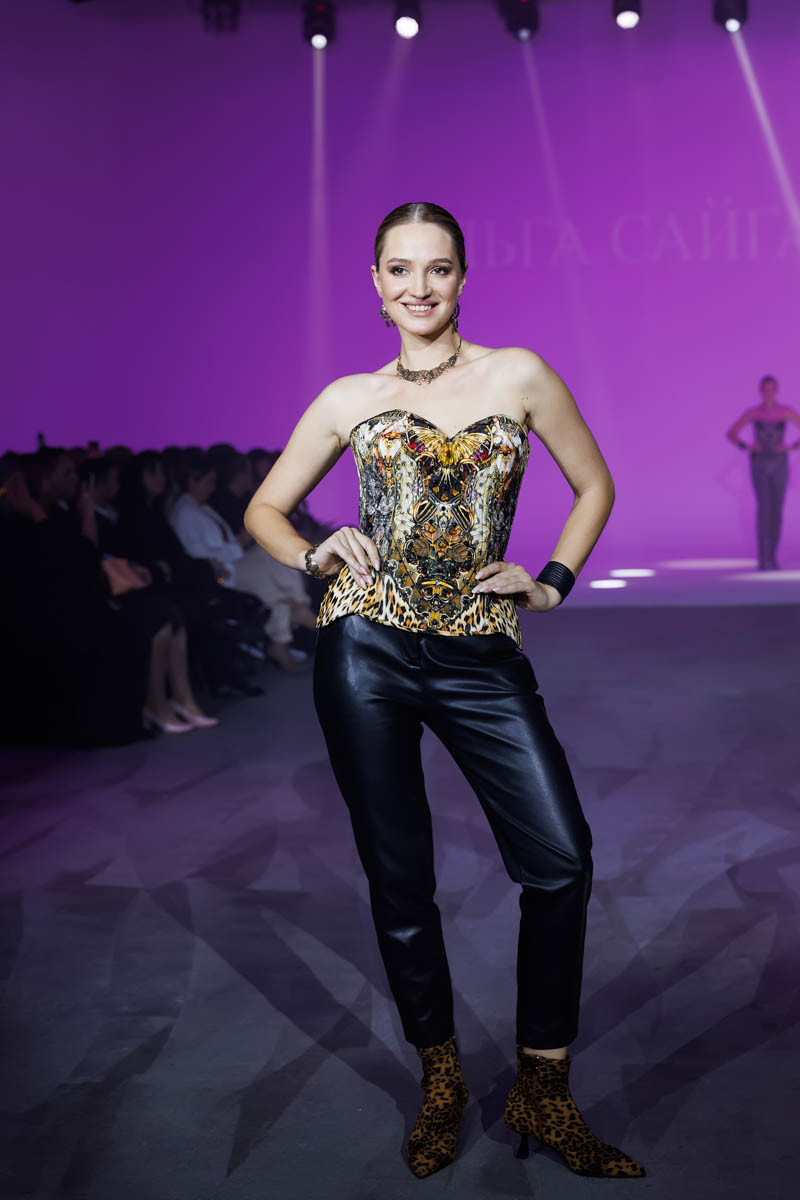 19 октября в Москве прошел пятый сезон Недели высокой моды России. Каждое платье стало отдельной историей, прочитать которую позволили не только их создатели, но и профессиональные модели — из Владимирской области приехало полсотни красавиц. Были малыши от четырех лет, подростки и леди до 45 лет включительно.