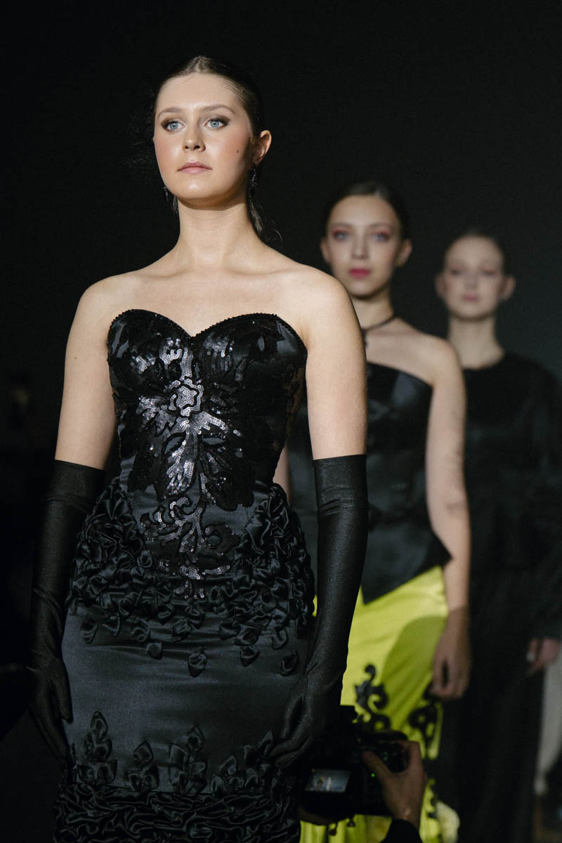 19 октября в Москве прошел пятый сезон Недели высокой моды России. Каждое платье стало отдельной историей, прочитать которую позволили не только их создатели, но и профессиональные модели — из Владимирской области приехало полсотни красавиц. Были малыши от четырех лет, подростки и леди до 45 лет включительно.