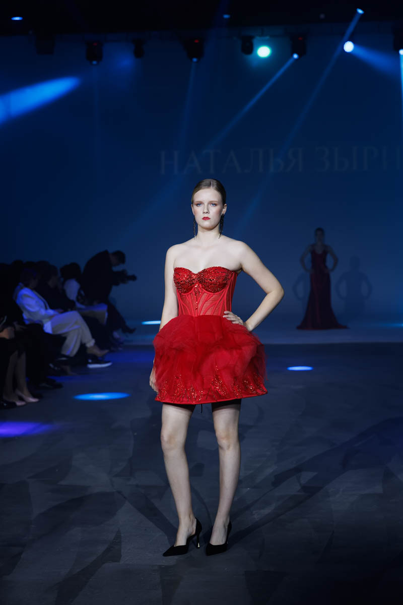 19 октября в Москве прошел пятый сезон Недели высокой моды России. Каждое платье стало отдельной историей, прочитать которую позволили не только их создатели, но и профессиональные модели — из Владимирской области приехало полсотни красавиц. Были малыши от четырех лет, подростки и леди до 45 лет включительно.