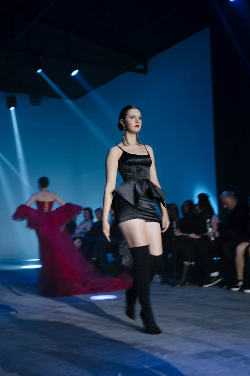 19 октября в Москве прошел пятый сезон Недели высокой моды России. Каждое платье стало отдельной историей, прочитать которую позволили не только их создатели, но и профессиональные модели — из Владимирской области приехало полсотни красавиц. Были малыши от четырех лет, подростки и леди до 45 лет включительно.