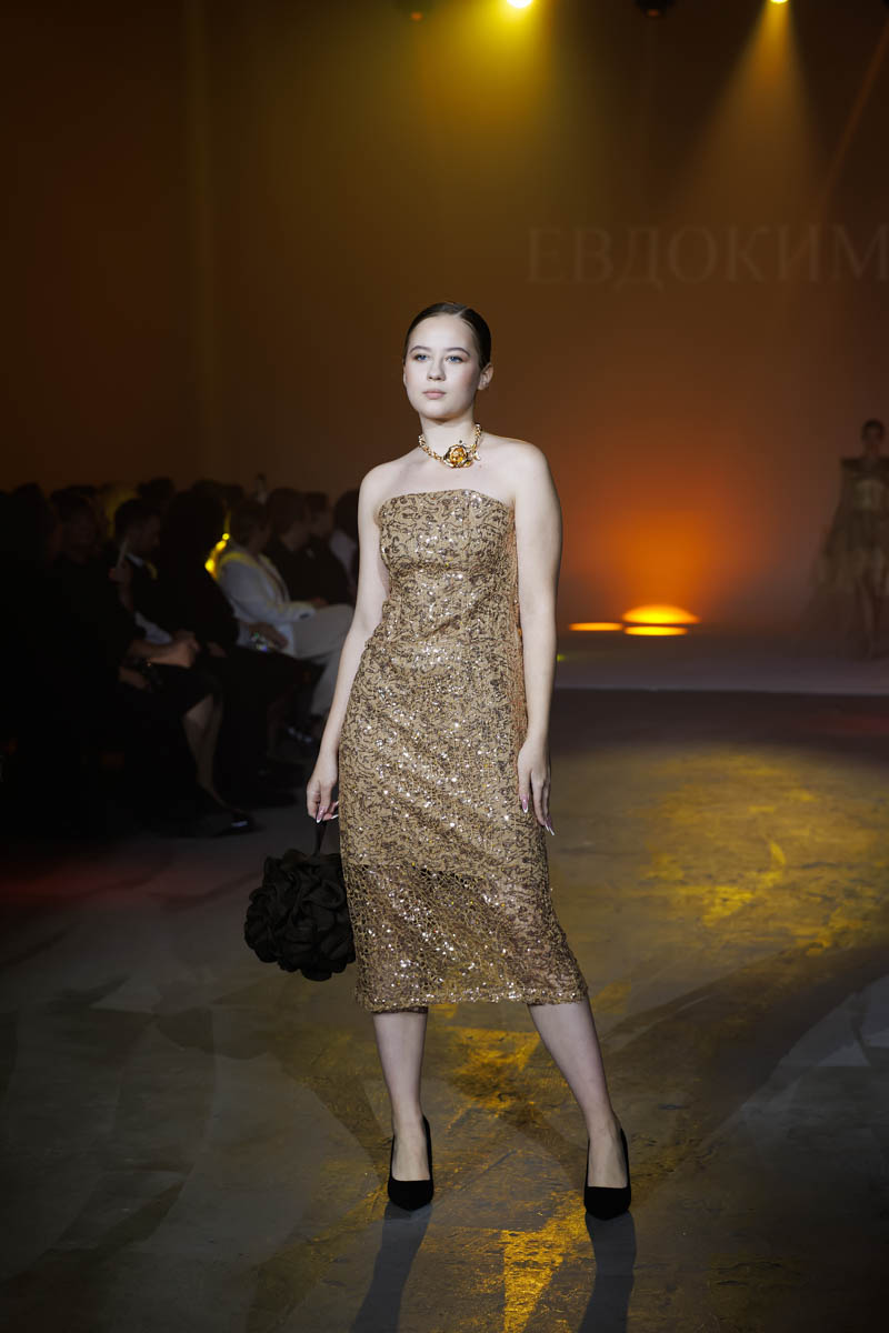 19 октября в Москве прошел пятый сезон Недели высокой моды России. Каждое платье стало отдельной историей, прочитать которую позволили не только их создатели, но и профессиональные модели — из Владимирской области приехало полсотни красавиц. Были малыши от четырех лет, подростки и леди до 45 лет включительно.