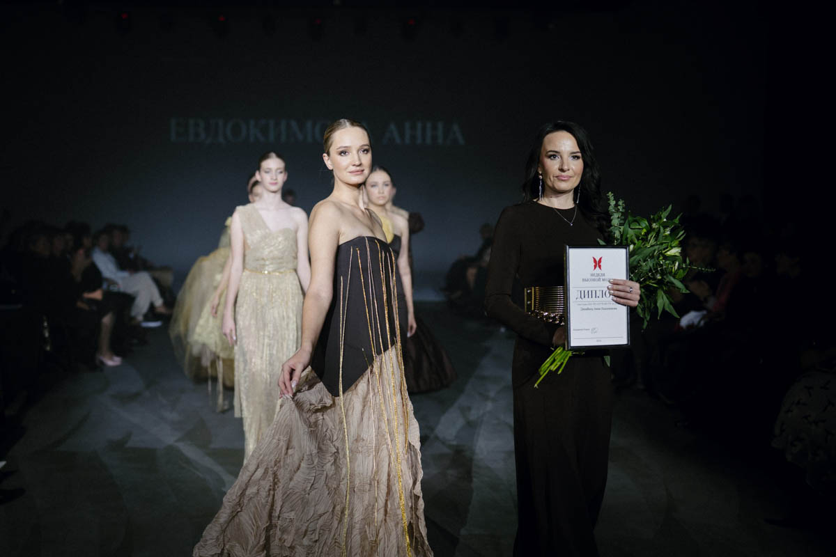 19 октября в Москве прошел пятый сезон Недели высокой моды России. Каждое платье стало отдельной историей, прочитать которую позволили не только их создатели, но и профессиональные модели — из Владимирской области приехало полсотни красавиц. Были малыши от четырех лет, подростки и леди до 45 лет включительно.