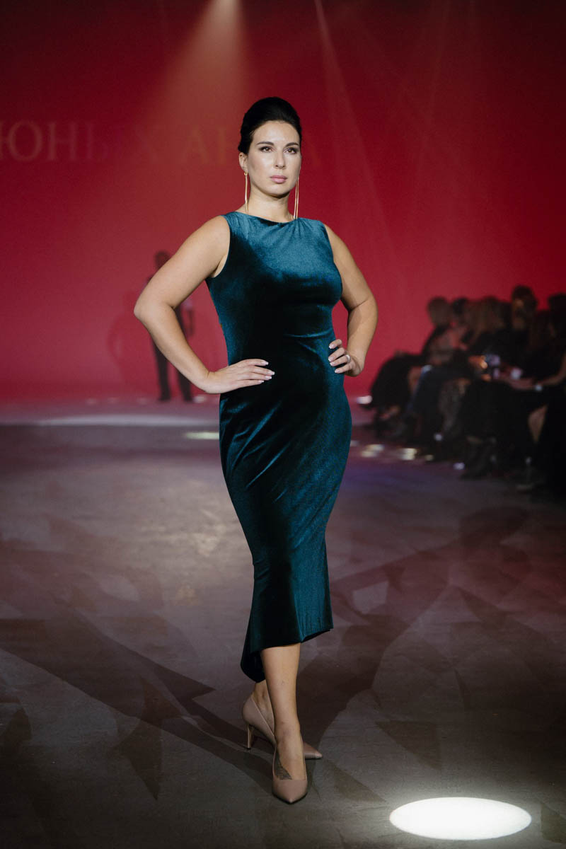 19 октября в Москве прошел пятый сезон Недели высокой моды России. Каждое платье стало отдельной историей, прочитать которую позволили не только их создатели, но и профессиональные модели — из Владимирской области приехало полсотни красавиц. Были малыши от четырех лет, подростки и леди до 45 лет включительно.