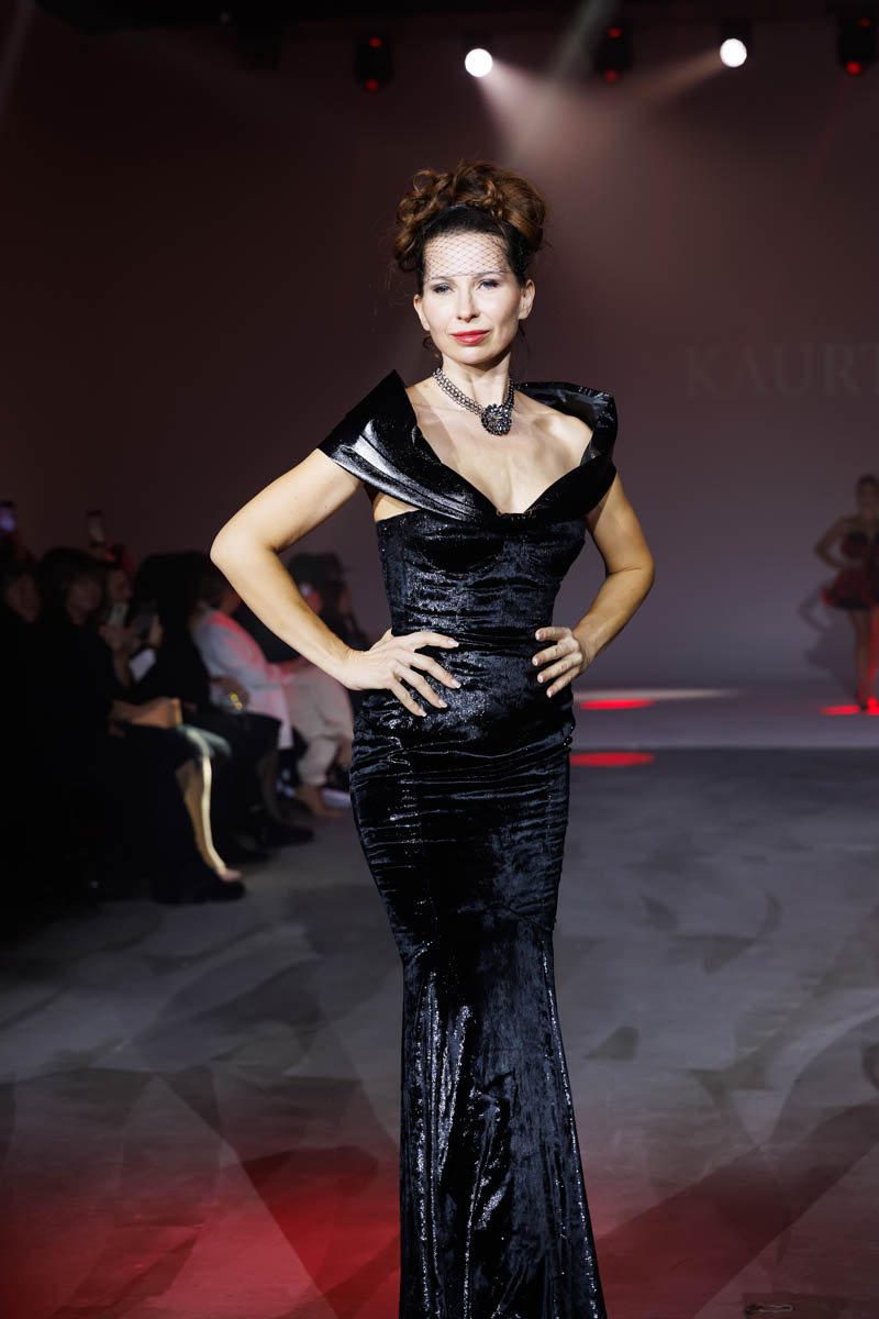 19 октября в Москве прошел пятый сезон Недели высокой моды России. Каждое платье стало отдельной историей, прочитать которую позволили не только их создатели, но и профессиональные модели — из Владимирской области приехало полсотни красавиц. Были малыши от четырех лет, подростки и леди до 45 лет включительно.