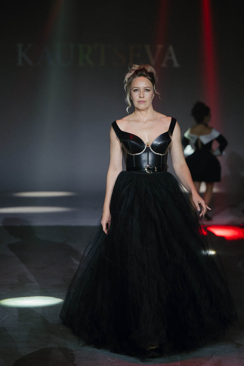 19 октября в Москве прошел пятый сезон Недели высокой моды России. Каждое платье стало отдельной историей, прочитать которую позволили не только их создатели, но и профессиональные модели — из Владимирской области приехало полсотни красавиц. Были малыши от четырех лет, подростки и леди до 45 лет включительно.