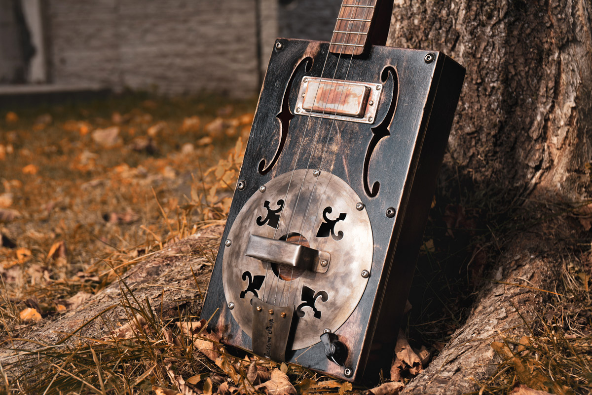 Дмитрий Черевко занимается возрождением старинных инструментов. Не заставляет их пылиться на полке, а использует на практике. В его руках ожило немало причудливых, забытых и очень красивых созданий из мира музыки. Одной из последних ценных находок стала сигарбокс-гитара. «Ключ-Медиа» узнал, что это за чудо и как оно звучит.