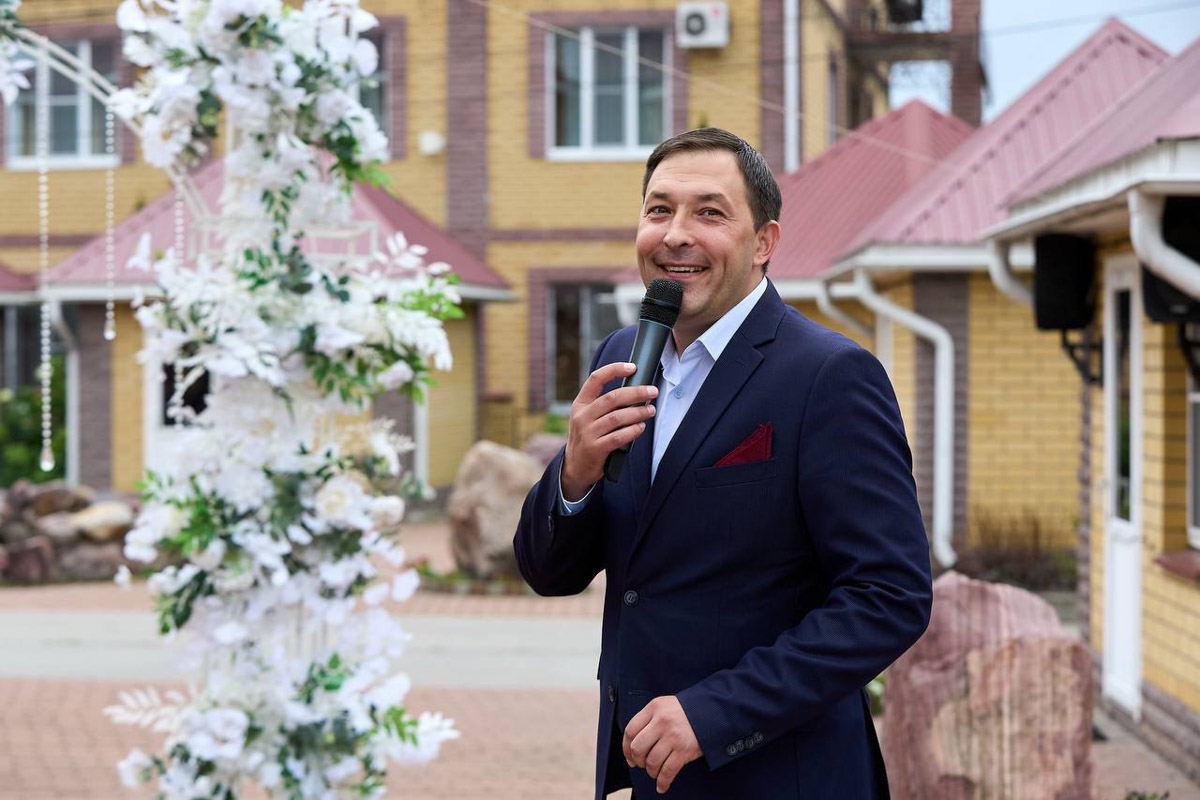 Обменяться кольцами теперь можно не только в стенах загса, но и на официальных площадках для проведения выездных церемоний. В 33-м регионе обновили список дополнительных мест для заключения брака в торжественной обстановке: от набережной реки до музеев, театров и открытых локаций в живописных пространствах. Станут ли они популярны? Обсудили с ведущими свадеб.