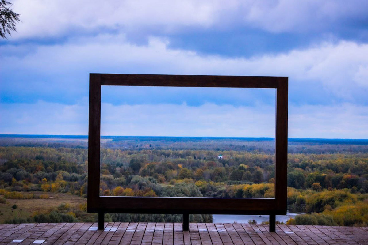 Обменяться кольцами теперь можно не только в стенах загса, но и на официальных площадках для проведения выездных церемоний. В 33-м регионе обновили список дополнительных мест для заключения брака в торжественной обстановке: от набережной реки до музеев, театров и открытых локаций в живописных пространствах. Станут ли они популярны? Обсудили с ведущими свадеб.