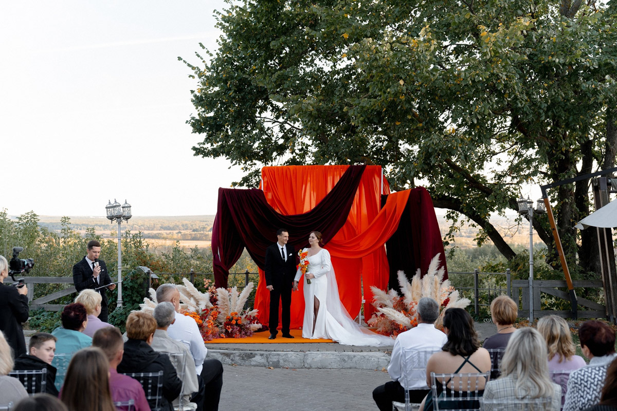 Обменяться кольцами теперь можно не только в стенах загса, но и на официальных площадках для проведения выездных церемоний. В 33-м регионе обновили список дополнительных мест для заключения брака в торжественной обстановке: от набережной реки до музеев, театров и открытых локаций в живописных пространствах. Станут ли они популярны? Обсудили с ведущими свадеб.