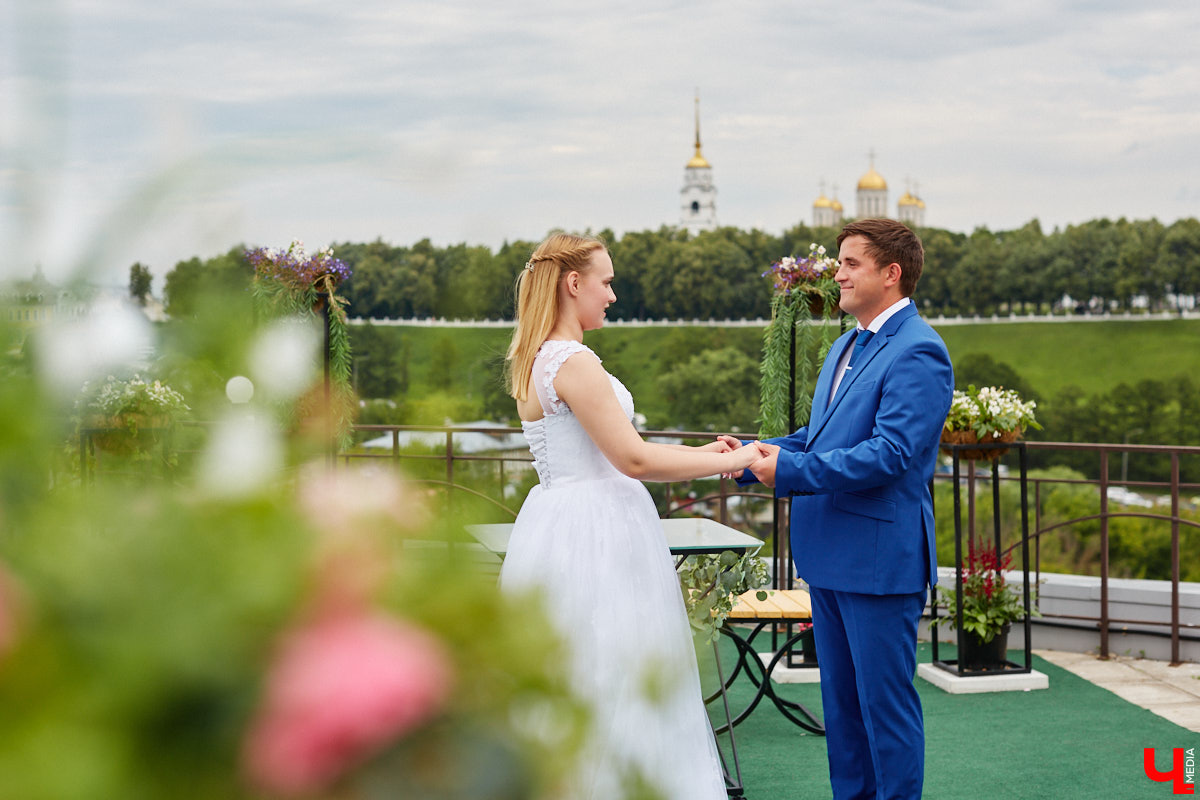 Обменяться кольцами теперь можно не только в стенах загса, но и на официальных площадках для проведения выездных церемоний. В 33-м регионе обновили список дополнительных мест для заключения брака в торжественной обстановке: от набережной реки до музеев, театров и открытых локаций в живописных пространствах. Станут ли они популярны? Обсудили с ведущими свадеб.