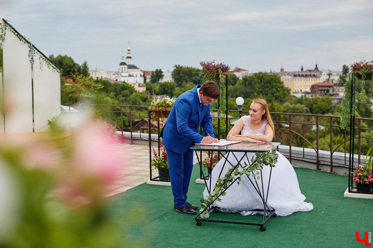 Обменяться кольцами теперь можно не только в стенах загса, но и на официальных площадках для проведения выездных церемоний. В 33-м регионе обновили список дополнительных мест для заключения брака в торжественной обстановке: от набережной реки до музеев, театров и открытых локаций в живописных пространствах. Станут ли они популярны? Обсудили с ведущими свадеб.