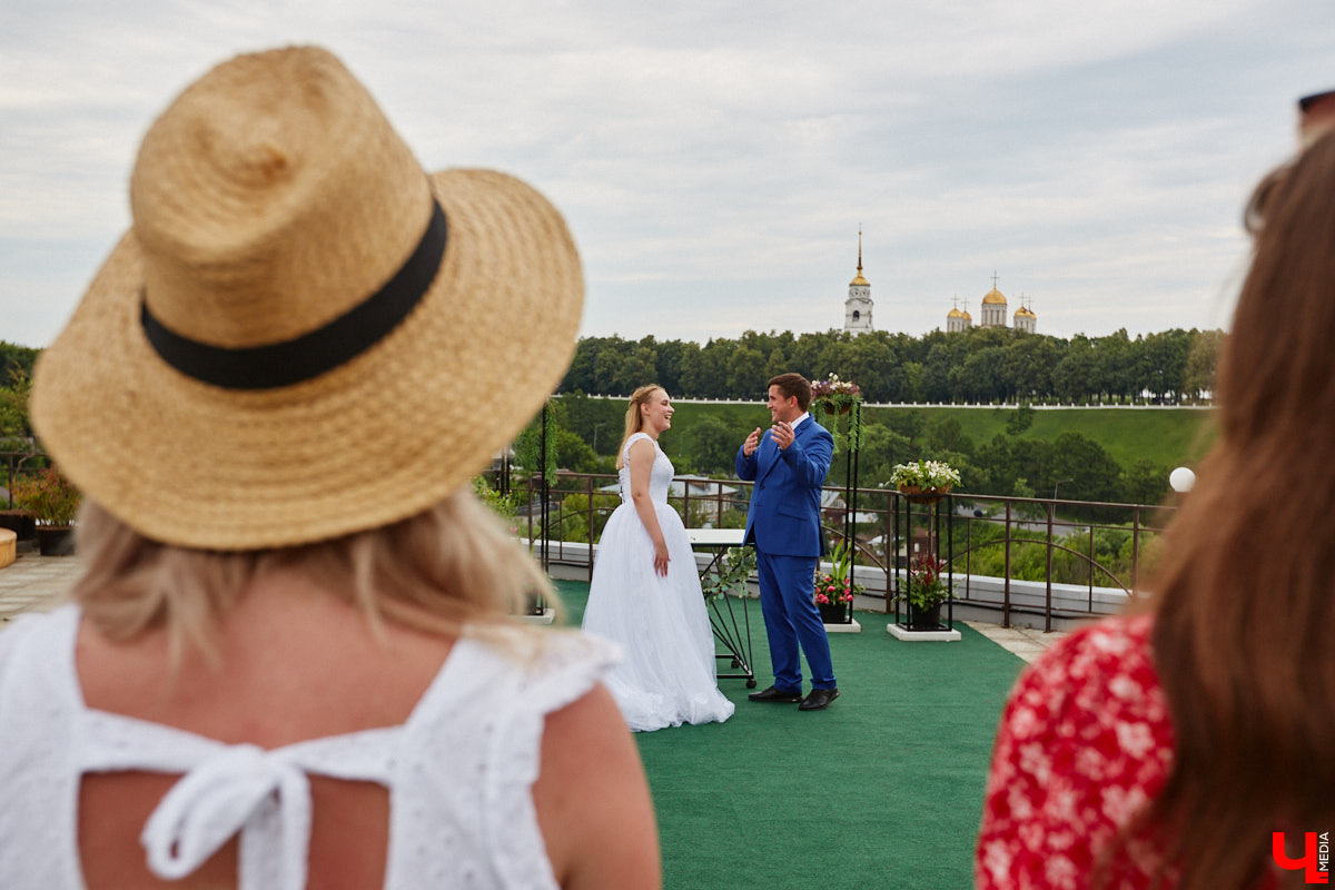 Обменяться кольцами теперь можно не только в стенах загса, но и на официальных площадках для проведения выездных церемоний. В 33-м регионе обновили список дополнительных мест для заключения брака в торжественной обстановке: от набережной реки до музеев, театров и открытых локаций в живописных пространствах. Станут ли они популярны? Обсудили с ведущими свадеб.