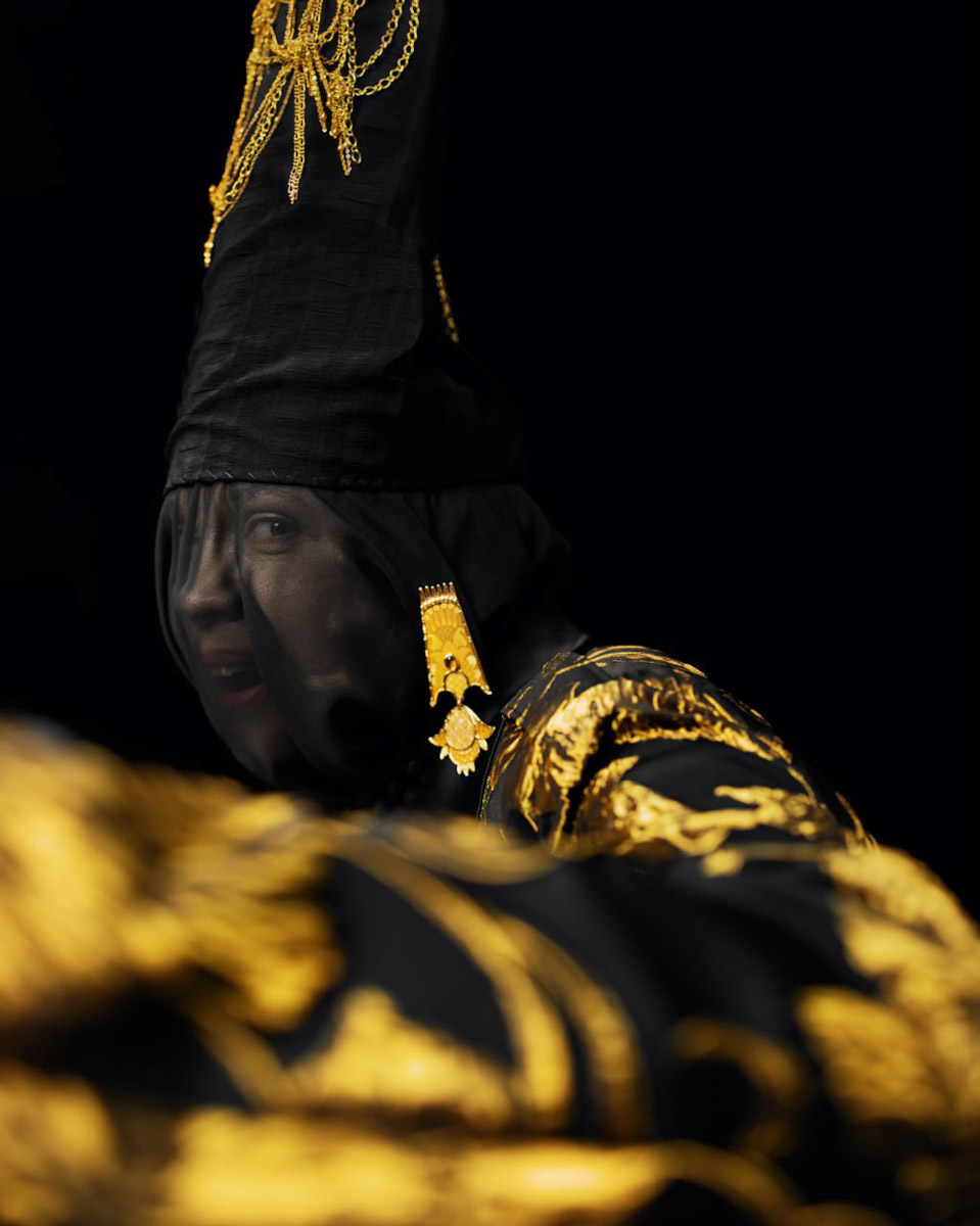 Необычная пара серег-прялок вместе с другими авторскими украшениями художника и ювелира из Мурома стала частью масштабного проекта «Гибрид» Британской высшей школы дизайна. Его цель, по словам кураторов, показать народный костюм не архивным экспонатом, а живой системой смыслов.