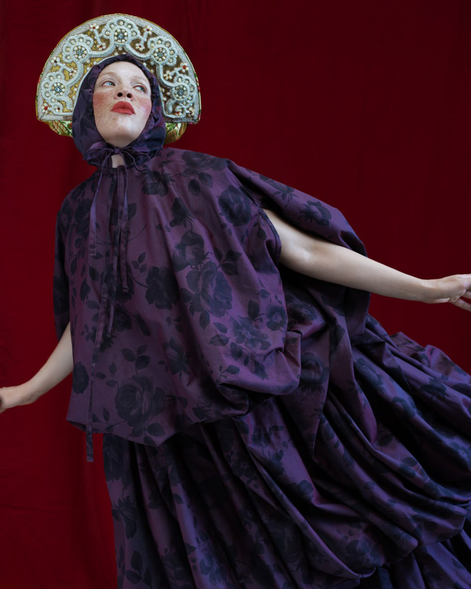 Необычная пара серег-прялок вместе с другими авторскими украшениями художника и ювелира из Мурома стала частью масштабного проекта «Гибрид» Британской высшей школы дизайна. Его цель, по словам кураторов, показать народный костюм не архивным экспонатом, а живой системой смыслов.