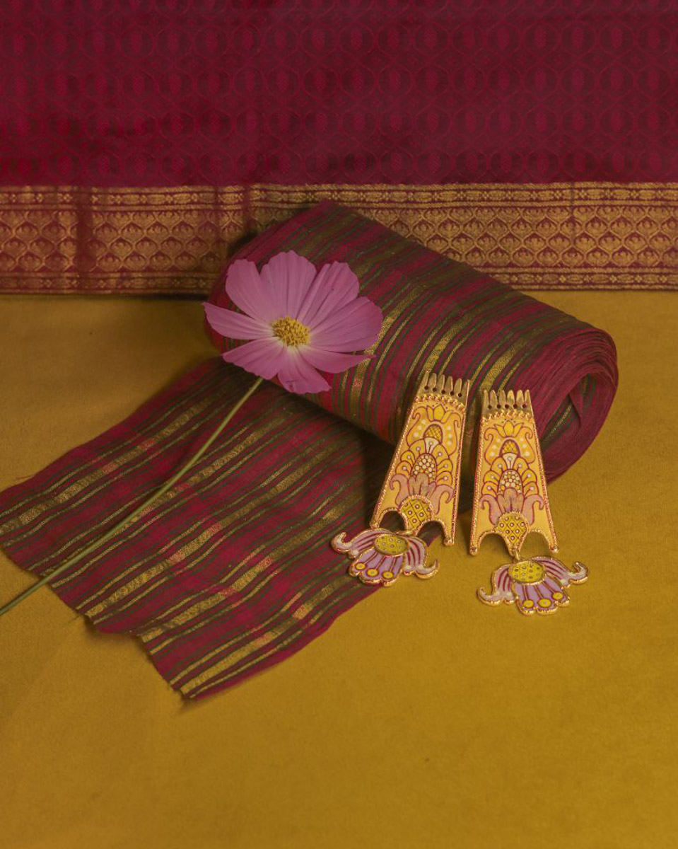 Необычная пара серег-прялок вместе с другими авторскими украшениями художника и ювелира из Мурома стала частью масштабного проекта «Гибрид» Британской высшей школы дизайна. Его цель, по словам кураторов, показать народный костюм не архивным экспонатом, а живой системой смыслов.