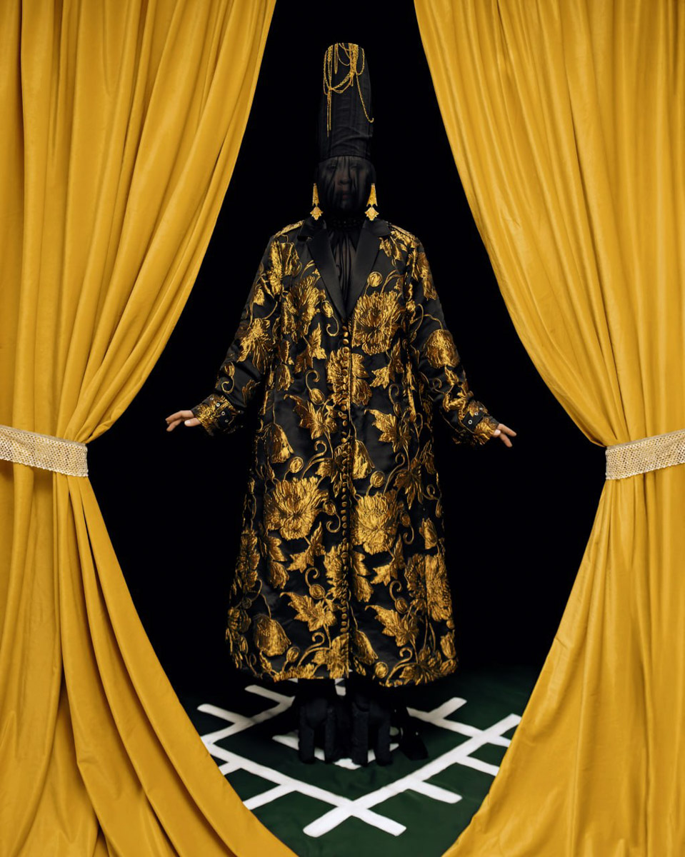 Необычная пара серег-прялок вместе с другими авторскими украшениями художника и ювелира из Мурома стала частью масштабного проекта «Гибрид» Британской высшей школы дизайна. Его цель, по словам кураторов, показать народный костюм не архивным экспонатом, а живой системой смыслов.