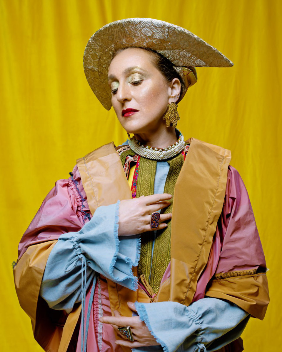 Необычная пара серег-прялок вместе с другими авторскими украшениями художника и ювелира из Мурома стала частью масштабного проекта «Гибрид» Британской высшей школы дизайна. Его цель, по словам кураторов, показать народный костюм не архивным экспонатом, а живой системой смыслов.