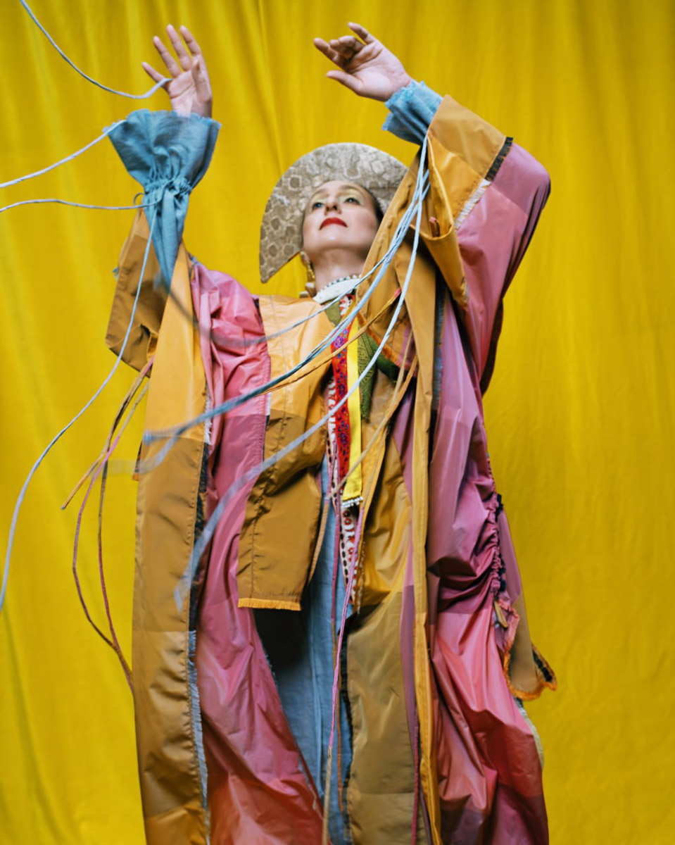 Необычная пара серег-прялок вместе с другими авторскими украшениями художника и ювелира из Мурома стала частью масштабного проекта «Гибрид» Британской высшей школы дизайна. Его цель, по словам кураторов, показать народный костюм не архивным экспонатом, а живой системой смыслов.