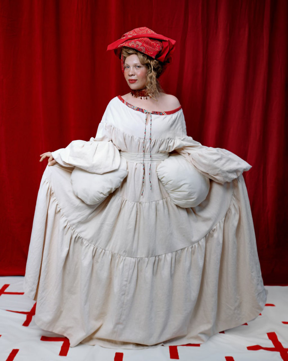 Необычная пара серег-прялок вместе с другими авторскими украшениями художника и ювелира из Мурома стала частью масштабного проекта «Гибрид» Британской высшей школы дизайна. Его цель, по словам кураторов, показать народный костюм не архивным экспонатом, а живой системой смыслов.